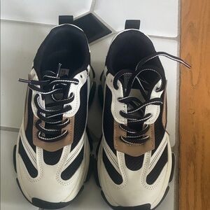 Stylish Black and White Women’s Sneakers